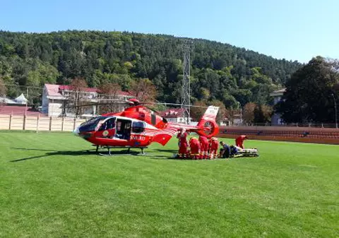 Un bărbat înjunghiat a fost dus cu elicopterul SMURD la spital. Era atât de beat că n-a știut să spună dacă a fost atacat sau a vrut să se sinucidă!