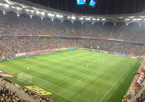 Atmosferă de vis la România - Spania. Cadre spectaculoase cu fotbaliștii înainte de meci. Cine vorbește la telefon pe bancă, cine bea cafea pe teren!