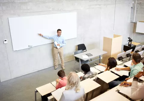 Efectele pandemiei asupra proaspeților absolvenți. Ce spun experții în economie despre șansele de angajare ale tinerilor și cum le va afecta criza COVID veniturile