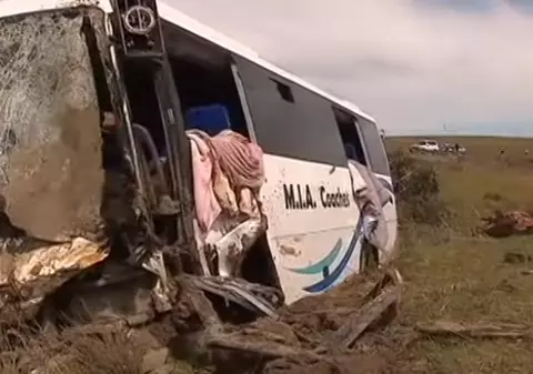 Un bărbat a văzut cum autocarul în care se aflau soția și cei cinci copii ai săi s-a răsturnat pe câmp!