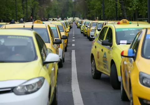 Amenzi pentru taximetriștii din Centrul Vechi al Bucureștiului și de la Gara de Nord. Ce nereguli au găsit polițiștii