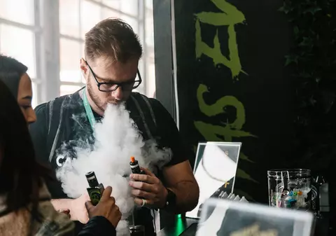 Australia face un pas major spre interzicerea țigărilor electronice de unică folosință: „Au creat o nouă generație dependentă de nicotină”