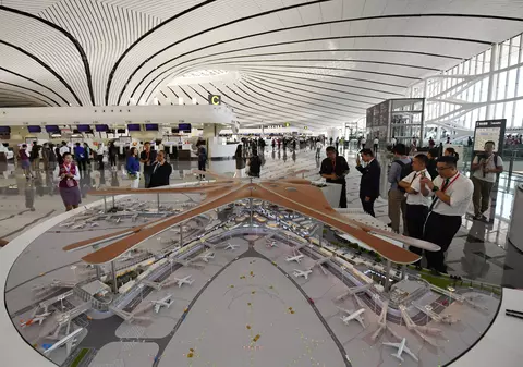 Cum arată cel mai mare aeroport din lume, inaugurat în China. E situat la 46 de kilometri de Beijing, are o suprafaţă de 700.000 m² și a costat 15 miliarde de dolari