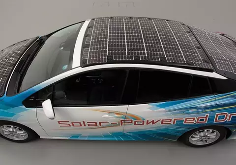 Toyota vrea să construiască o mașină care se încarcă de la soare. Nu are nevoie de încărcare și ar putea funcționa încontinuu