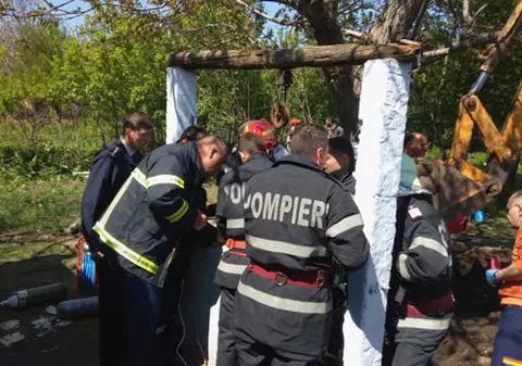 Doi bărbați au murit după ce au căzut într-o fântână din Dâmbovița