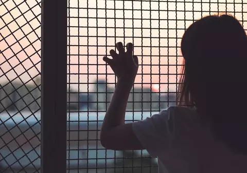 Clubul de noapte din Caracal unde au descins poliţiştii funcţionează într-un spaţiu închiriat de la Primăria Caracal, cu 1.000 de lei pe lună