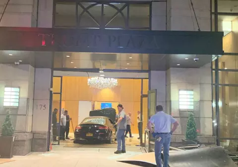 Un șofer a intrat cu mașina în Trump Plaza. Mai mulți oameni au fost răniți
