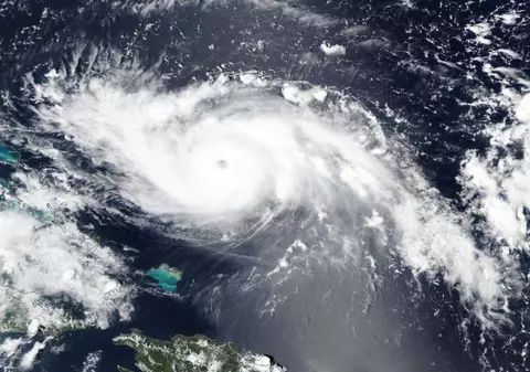 Uraganul Dorian, de categoria 5, a ajuns în Bahamas. Imagini cu primele pagube făcute de furtuna care lovește cu aproape 300 km/h