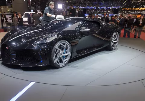 Cea mai scumpă mașină construită vreodată, Bugatti La Voiture Noire, în valoare de 18,7 milioane de dolari, a fost cumpărată de un anonim