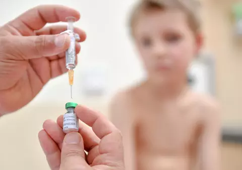 Preşedintele Comisiei Europene îi critică pe cei care refuză vaccinarea, spunând că "se joacă cu focul"