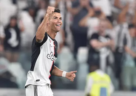 Cristiano Ronaldo, primul fotbalist miliardar din istorie. Cât are Messi în conturi