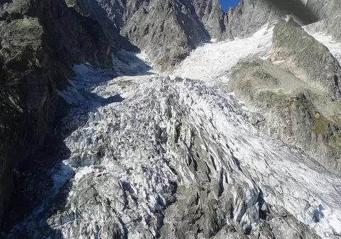 O bucată uriașă dintr-un ghețar de pe Mont Blanc, în pericol de prăbușire