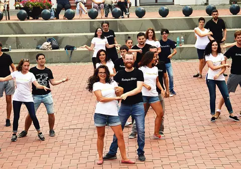 Flashmob în pas de swing, în patru orașe din România și 190 în întreaga lume