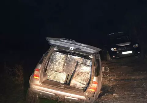 Mașină burdușită cu țigări de contrabandă pe malul Prutului. Număr impresionant de pachete confiscat de polițiști
