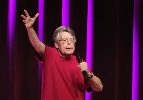 Povestea de viață a lui Stephen King. Și-a văzut prietenul zdrobit de tren și a devenit cel mai apreciat și ecranizat autor de povești horror