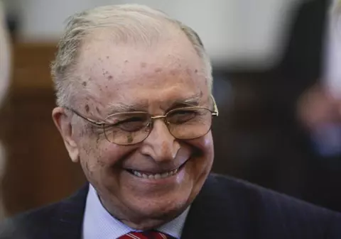 Protestatarul "Ceaușescu", amendat pentru că a făcut scandal în fața casei lui Ion Iliescu