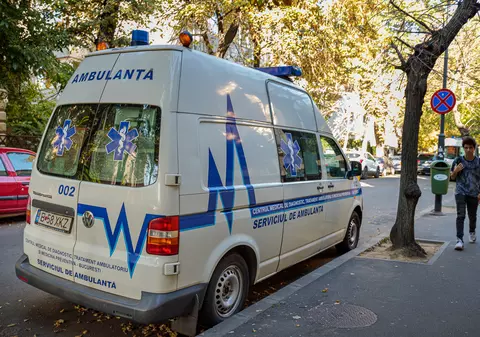 Un elev s-a rănit în timp ce escalada zidul școlii! A căzut în gol de la trei metri