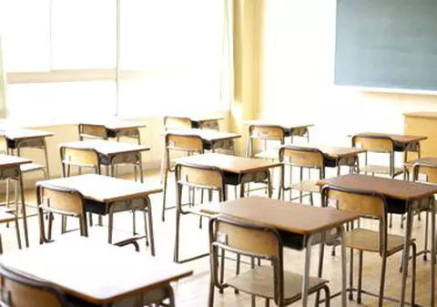 Directorul unui liceu din Timișoara, filmat în timp ce alunga cu extinctorul elevii care fumau în curtea școlii