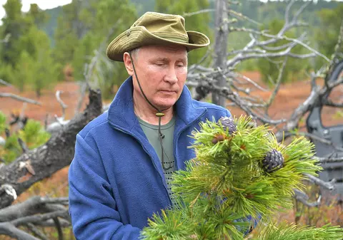 Putin s-a relaxat în taiga, înainte de ziua sa de naștere. A cules ciuperci și fructe de pădure și a mâncat la un foc de tabără