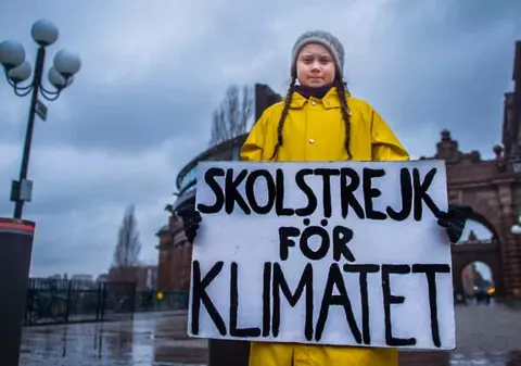 Manechin cu chipul activistei Gretei Thunberg, găsit spânzurat sub un pod din Roma. ”Greta este Dumnezeul tău”