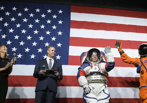 NASA a prezentat costumele spațiale care vor fi purtate de astronauți la următoarea misiune pe Lună