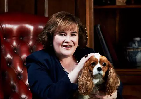 Povestea de viața a celebrei Susan Boyle, artista care a recunoscut public că a avut primul iubit la vârsta de 53 de ani.