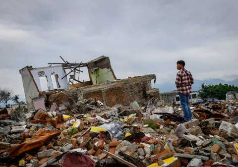 Isterie în Indonezia din cauza alarmelor false de tsunami. 135.000 de oameni refuză să părăsească adăposturile temporare