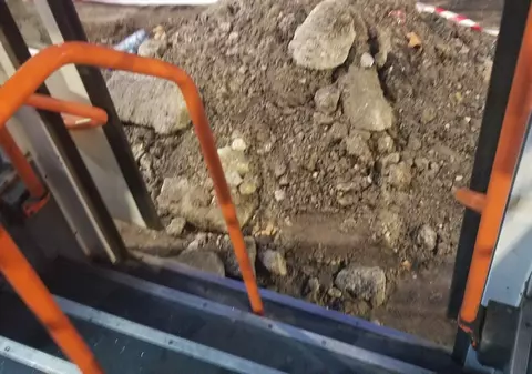 Din tramvai în grămada de moloz! Călătorii din cartierul Berceni au fost lăsați de STB fără stații. Au însă gazon între linii!