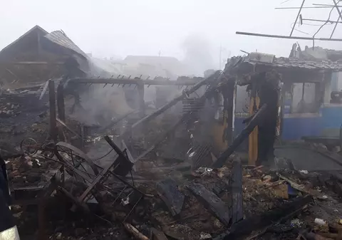 Patru case făcute scrum, în urma unui incendiu în Bacău. Pompierii s-au luptat 12 ore cu flăcările