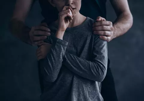 Au „închiriat” copilul de 11 ani unui pedofil, ca să-și cumpere patru porci! Iar justiția română le dă abuzatorilor de copii, români și străini, pedepse fără executare!