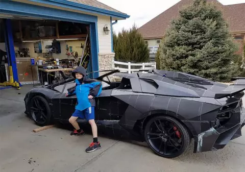 Cel mai grozav tată din lume: i-a dăruit fiului un Lamborghini Aventador complet funcțional realizat cu o imprimantă 3D