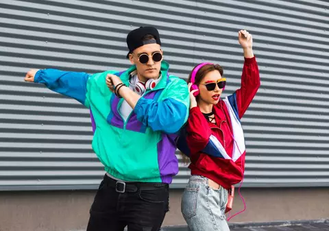 Moda anilor 90. De la colanții colorați, la cămășile în carouri sau gecile de piele, tinerii se îmbrăcau în funcție de muzica pe care o ascultau