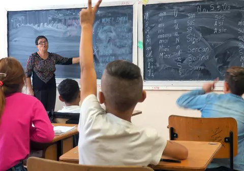Școala din România unde elevi de 10 ani au colegi de bancă adulți de 35-40 de ani. ”Părinții vin să învețe carte ca să-și ajute copiii la teme”