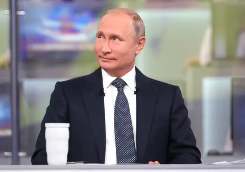 Putin îi temperează pe ecologiști: ”Fără gaz, omenirea s-ar putea reîntoarce la traiul în peșteri”