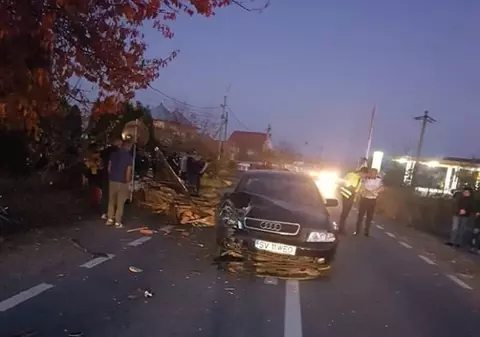 Un tir scăpat de sub control s-a răsturnat într-un șanț, la Milișăuți. Șoferul, rănit grav