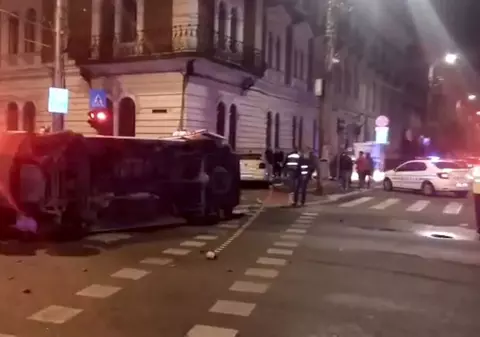 Accident grav în centrul Clujului. Ambulanță răsturnată după coliziunea cu un autoturism
