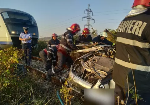 VIDEO |Mașină lovită de tren în județul Dâmbovița. Doi oameni au murit