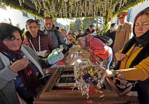 Moaştele, pelerinajele și  ritualurile sociale în căutare de sens. Unde începe ruptura  dintre ”săracii” care merg la Sfânta Parascheva și ”fericiții” din clasa de mijloc