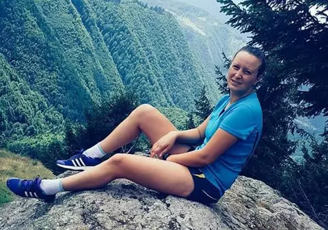 Incident la un meci din Vâlcea. O arbitră a fost bătută de un jucător pentru că i-a dat cartonaș roșu