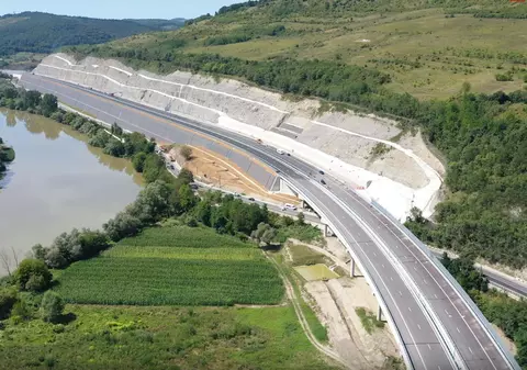 ”Performanță românească”: În 9 ani n-am reușit să terminăm o autostradă de 99 de kilometri. Drum blocat în licitații, crăpături, lilieci și morți