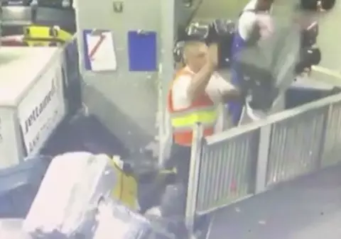 Cum sunt aruncate bagajele de angajații unei firme de handling de pe Otopeni. Răzvan Cuc: „Se poate merge până la rezilierea contractului, categoric"