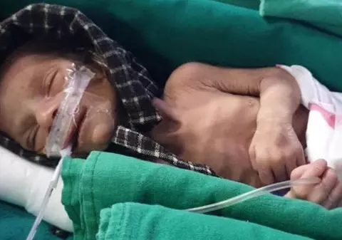 Fetiță nou-născută, găsită vie într-un mormânt improvizat în India