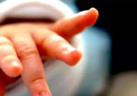 Miracol de Crăciun. Un bebeluș a fost salvat, după ce a fost găsit în scutece, singur pe stradă