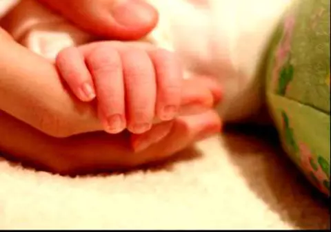 O tânără din Vrancea a născut în ambulanță, în drum spre spital. Gestul neașteptat al paramedicilor