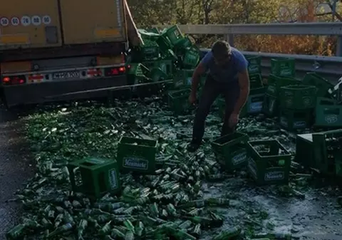 Mii de sticle de bere răsturnate pe șosea în Dolj. Reacția Direcției de Drumuri Craiova: ”O grupare feministă atacă șoferii de camion”