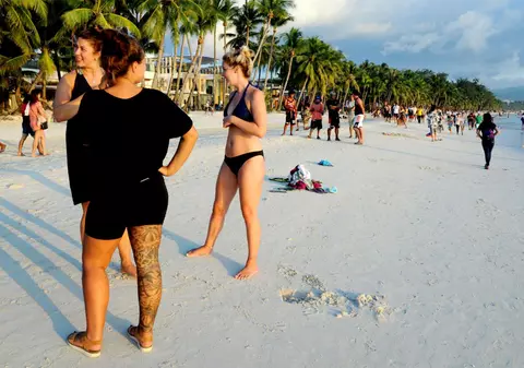 Femeie arestată în insula Boracay din Filipine din cauza costumului de baie pe care l-a purtat pe plajă