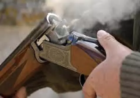 Polițist din Covasna acuzat că a tras cu arma de vânătoare înspre un bărbat, cercetat pentru tentativă de omor