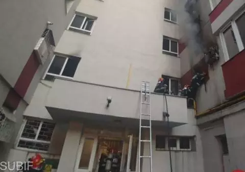 Incendiu la un bloc din Sectorul 1 al Capitalei. Două persoane au fost transportate la spital