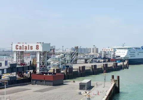 Doi români au fost arestați pentru că transportau migranți într-un camion frigorific. Oamenii găsiți în container erau în hipotermie!