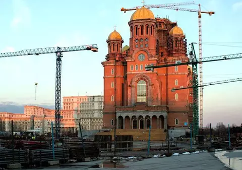 Cum justifică BOR preţurile ridicate pentru materialele de la Catedrala Neamului: Tabla a fost testată ani în şir, în ploaie şi vânt. Nu e o construcţie obişnuită